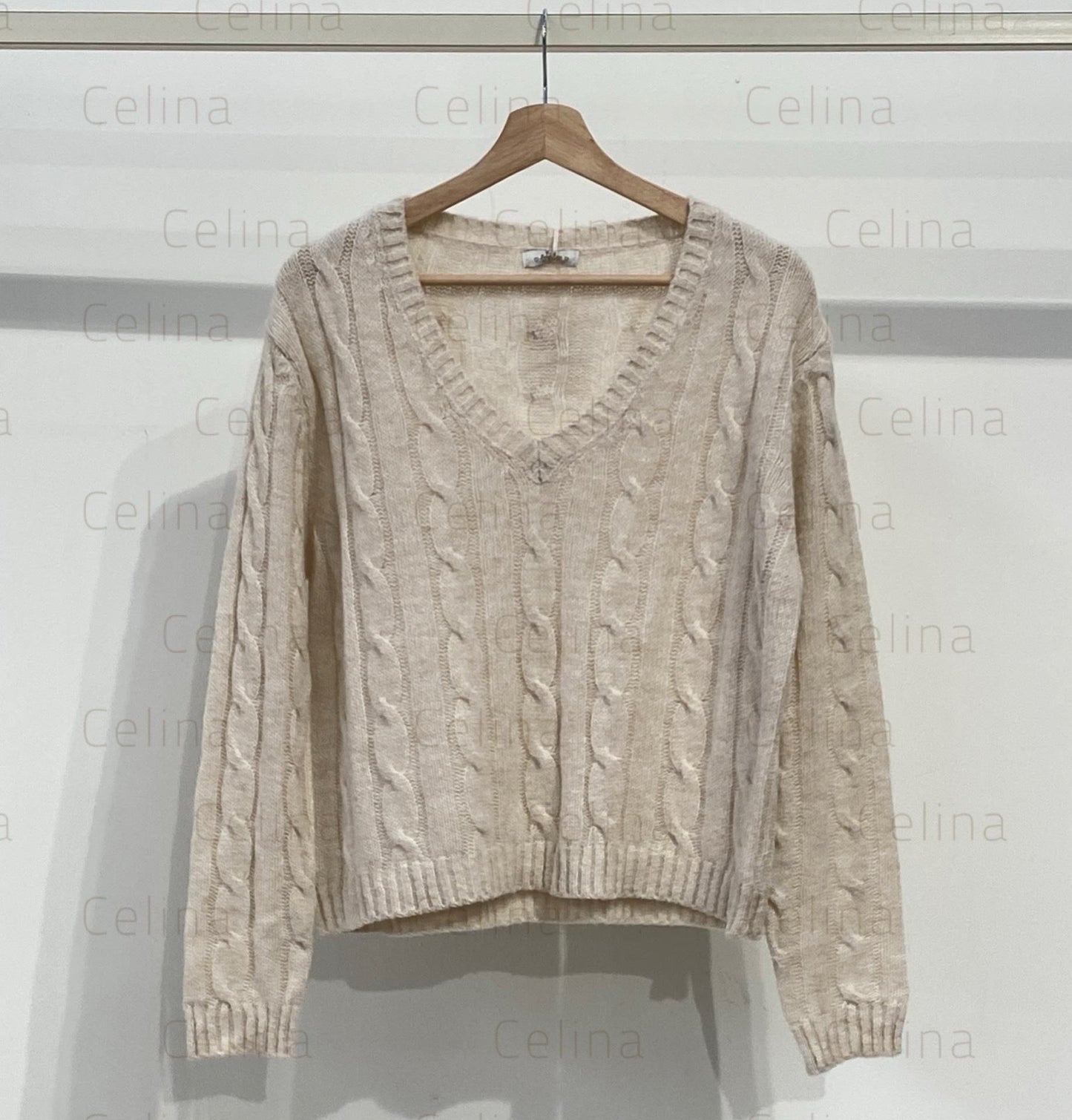 Jersey punto cuello pico detalle nudo